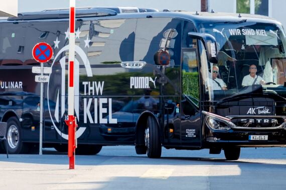Der schwarze Mannschaftsbus des THW Kiel mit den Logos von Puma und Chefs Culinar.