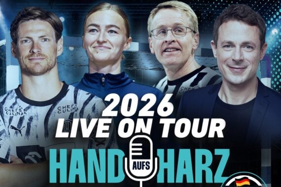 Auf einer Werbegrafik für die Hand aufs Harz-Live-Tour 2026 stehen vier Personen vor einem Handballtor.