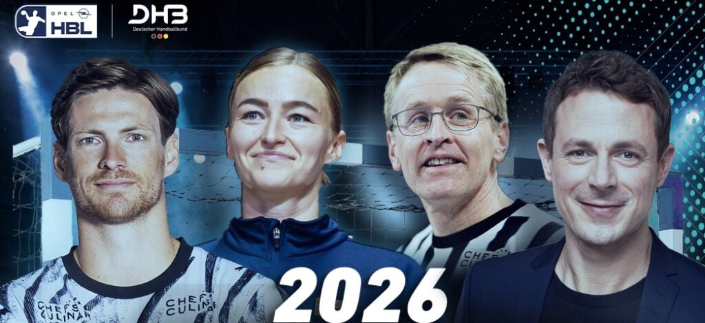 Vier Personen posieren für den Podcast Hand aufs Harz vor einem Handballtor, das mit den Logos von Opel HBL und DHB versehen ist und unten die Jahreszahl 2026 trägt.