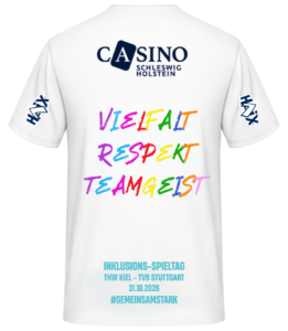 Rückansicht eines weißen T-Shirts mit dem Logo des Casino Schleswig-Holstein, den Worten VIELFALT RESPEKT TEAMGEIST in bunten Buchstaben sowie Veranstaltungsdetails zu einem Inklusions-Spieltag am 31.10.2026.