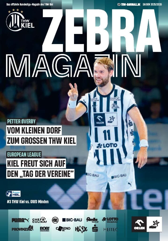 ZEBRA_EPAPER_Heft_03_MINDEN_2025 Ein lächelnder Handballspieler in einem weiß-schwarz gestreiften Trikot steht auf dem Spielfeld und hält einen Ball in der Hand. Das Zebra Magazin, die offizielle Ausgabe des THW Kiel Hallenhefts Handball, zeigt ihn auf dem Cover, umgeben von Schlagzeilen und Logos.