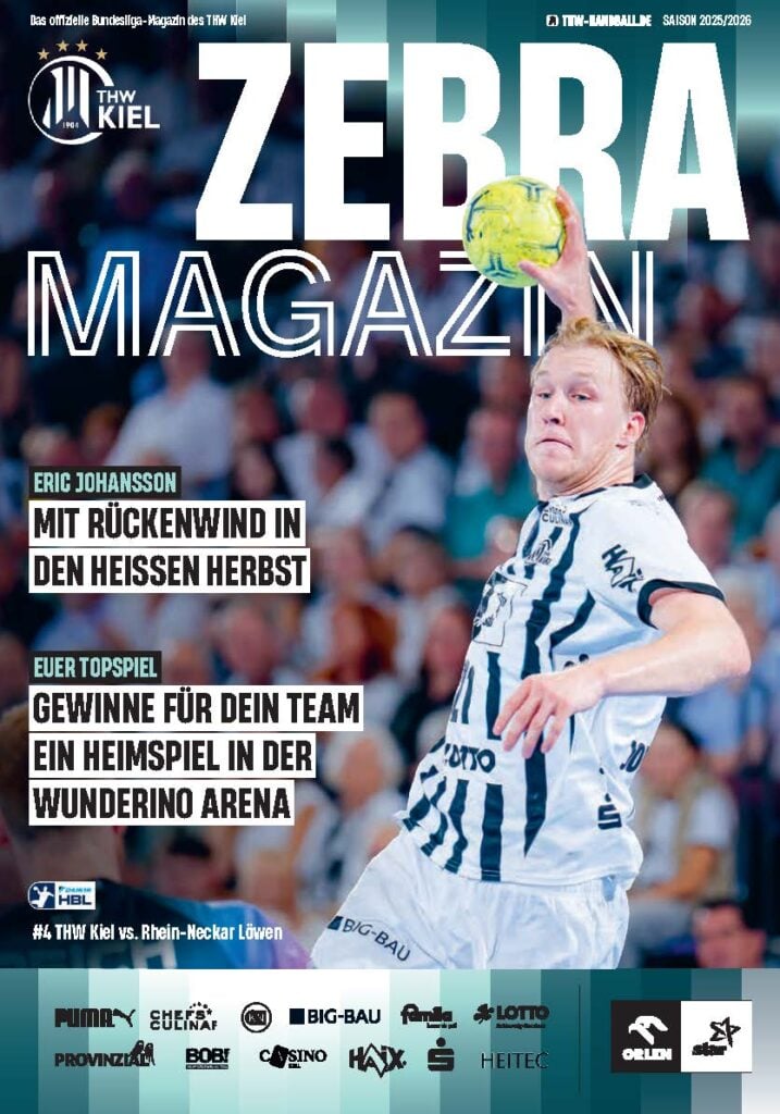 ZEBRA_EPAPER_Heft_04_Loewen_2025 Ein Handballspieler im weißen THW-Kiel-Trikot mit schwarzen Streifen springt während eines Spiels zum Ballwurf. Der Umschlag des Hallenhefts zeigt Schlagzeilen in deutscher Sprache und verschiedene Sponsorenlogos am unteren Rand.
